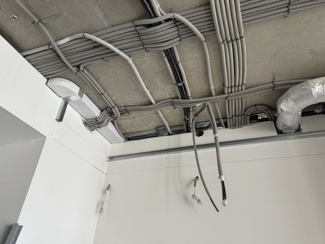 Прокладка проводки в новостройке - замена электропроводки Москва