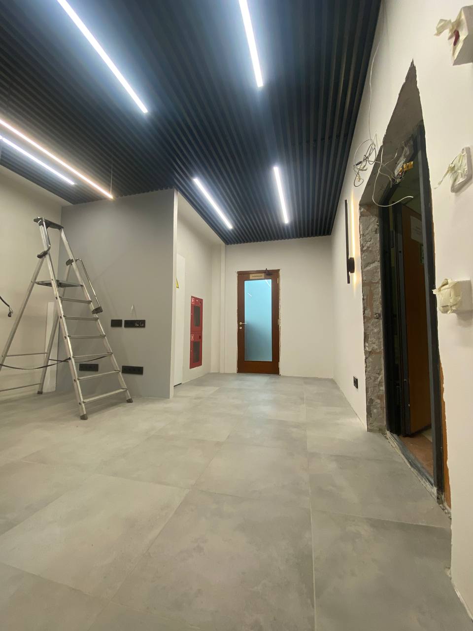 Электрика под ключ в офисе - установка розеток и выключателей Москва