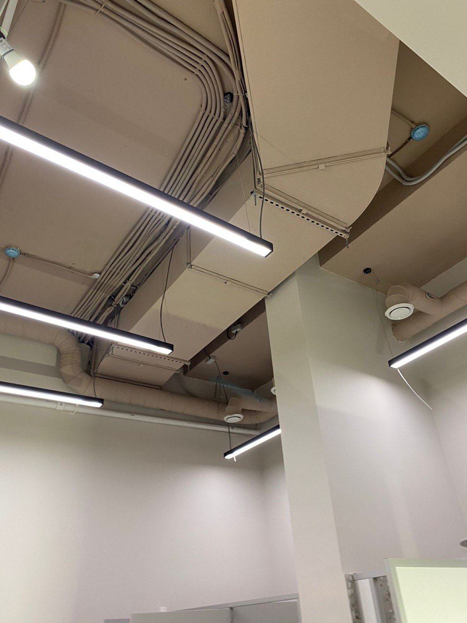 Установка подвесного освещения с разведением коммуникаций